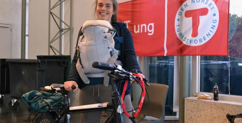 Maria Gjerstad Maseng st&aring;r med sykkelen sin.