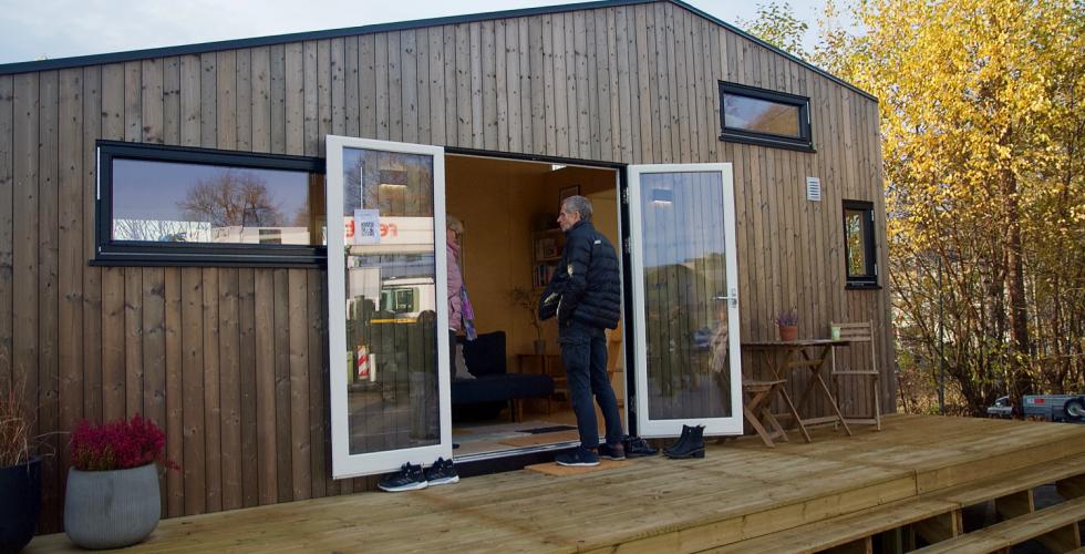 Potensielle kj&oslash;pere sjekker ut mikrohuset Tind. Foto: Andrea Viland Ask