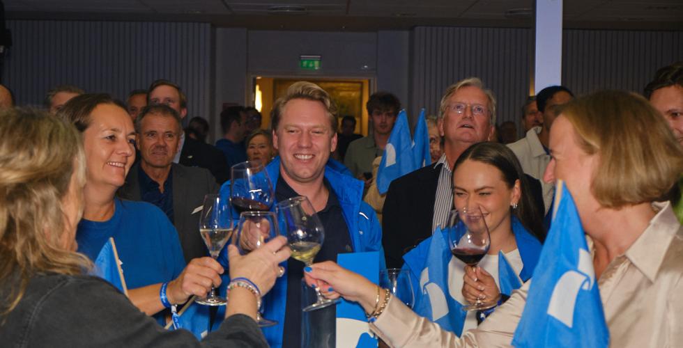 Fem personer p&aring; H&oslash;yres valgvake sk&aring;ler med vinglass 