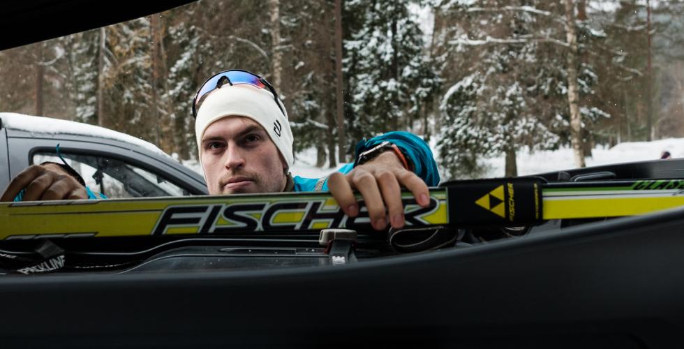 J&oslash;rgen Holsten (34) pakker skiene sine i skiboksen p&aring; taket av bilen sin etter &aring;rets f&oslash;rste skitur i Nordmarka