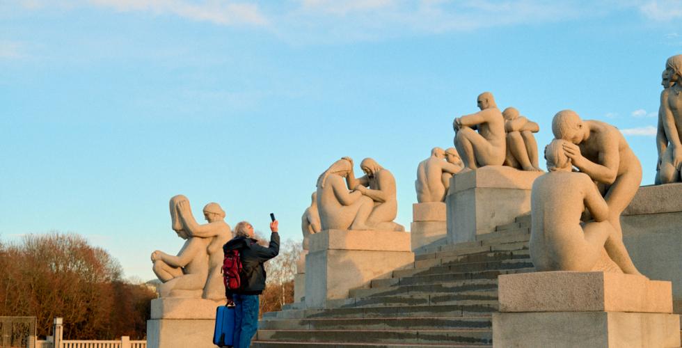 Bilde av en mann som ser p&aring; skulpturene i Vigelandsparken