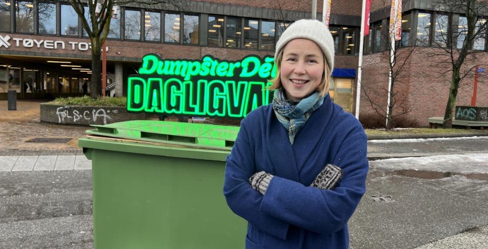 Leder for Framtiden i v&aring;re hender, Anja Bakken Riise, foran Dumpster deli p&aring; T&oslash;yen torg.