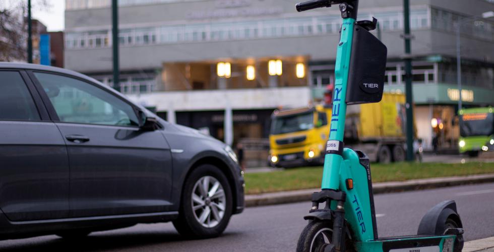 El-sparkesykkel p&aring; fortau