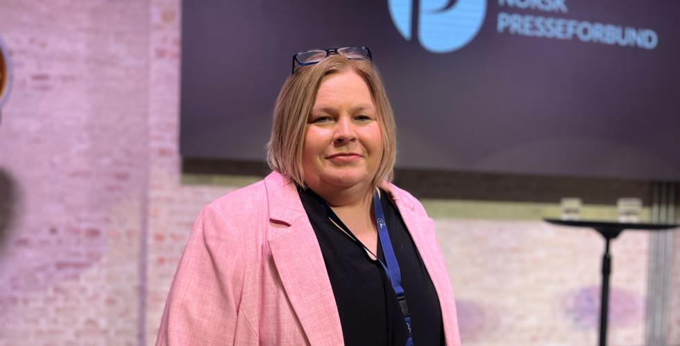 Bildet viser Elin Floberhagen, generalsekret&aelig;r i Norsk Presseforbund, foran storskjermen p&aring; seminaret Etikk&aring;ret 2023