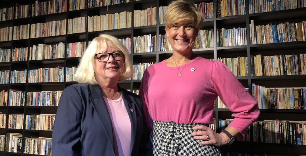 To kvinner i N.K.S avbildet p&aring; litteraturhuset i Oslo