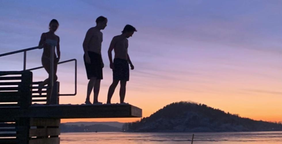 Elever som bader p&aring; S&oslash;renga