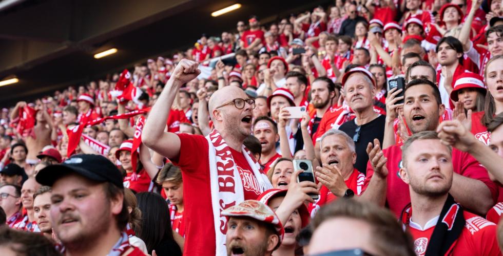 Erlend V&aring;gane st&aring;r blant flere Brannsupportere.