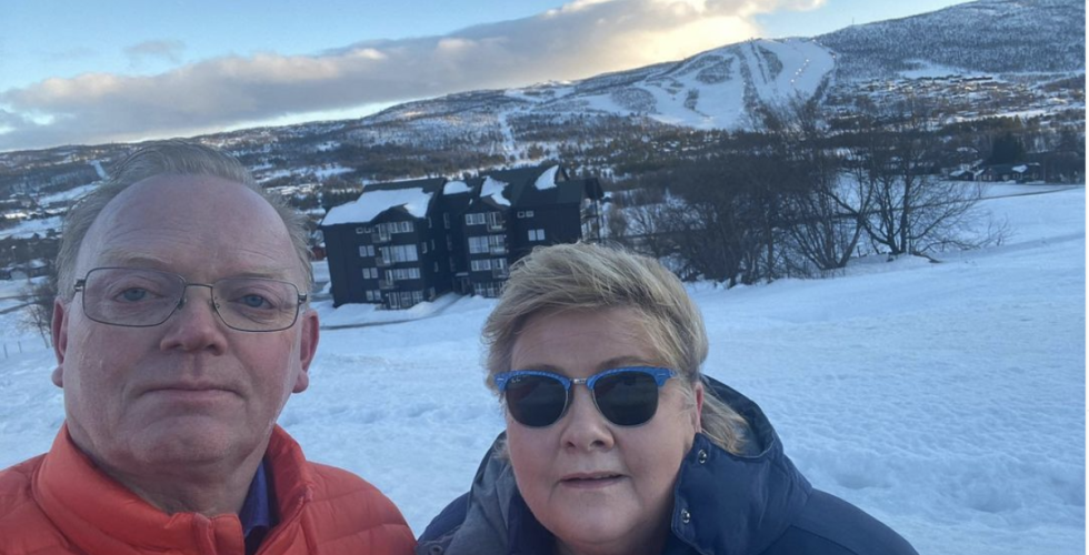 Selfie av Erna Solberg og ektemannen p&aring; Geilo.