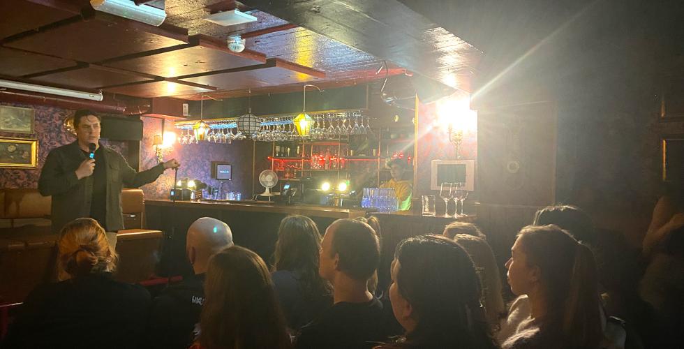 Komiker Espen Abrahamsen som st&aring;r p&aring; scenen og gj&oslash;r stand-up. 