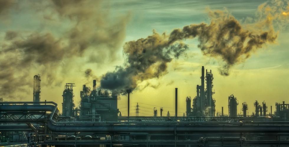 R&oslash;yk/forurensning som kommer ut av piper p&aring; fabrikk.