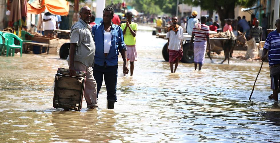 Mennesker i S&oslash;r-Afrika st&aring;r med vann til kn&aelig;rne