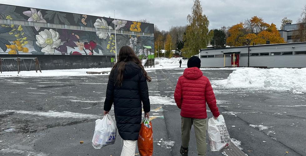 Sirin og Kerim, elever p&aring; Trosterud skole, i Oslo, p&aring; vei til &aring; pante flasker. Foto: Rumeysa Sariyar