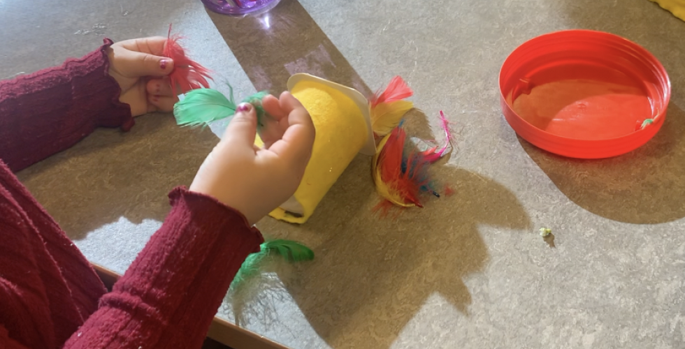 Bilde av barn som lager p&aring;skepynt