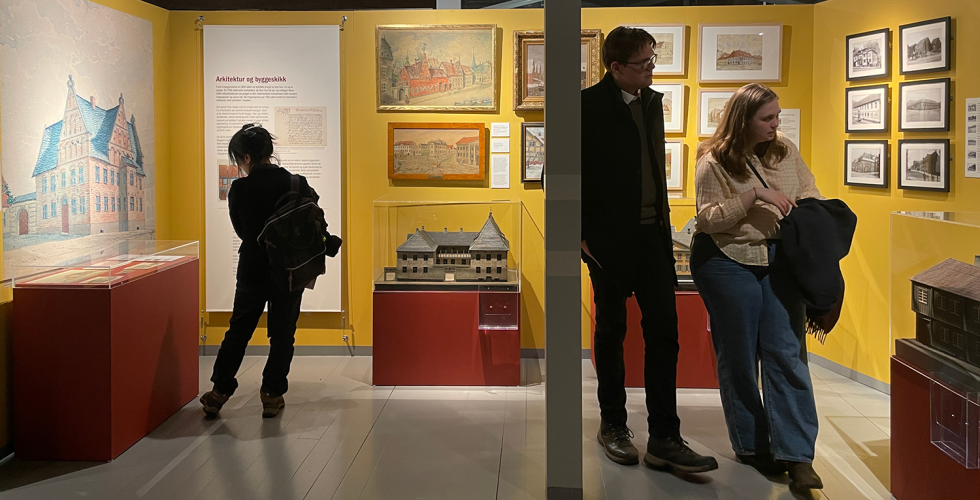 Bes&oslash;kende ser p&aring; utstilling