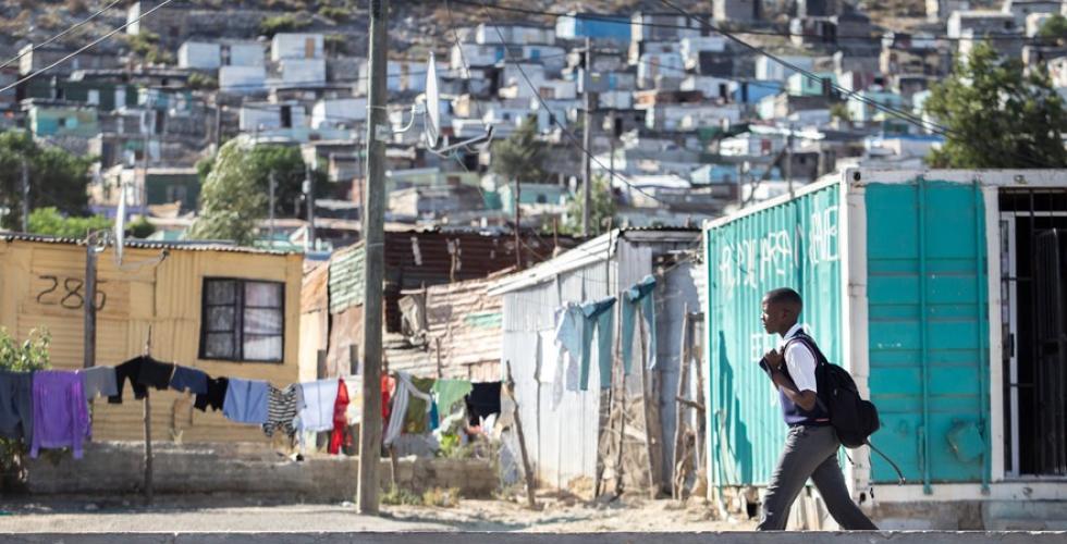 Skolegutt g&aring;r alene