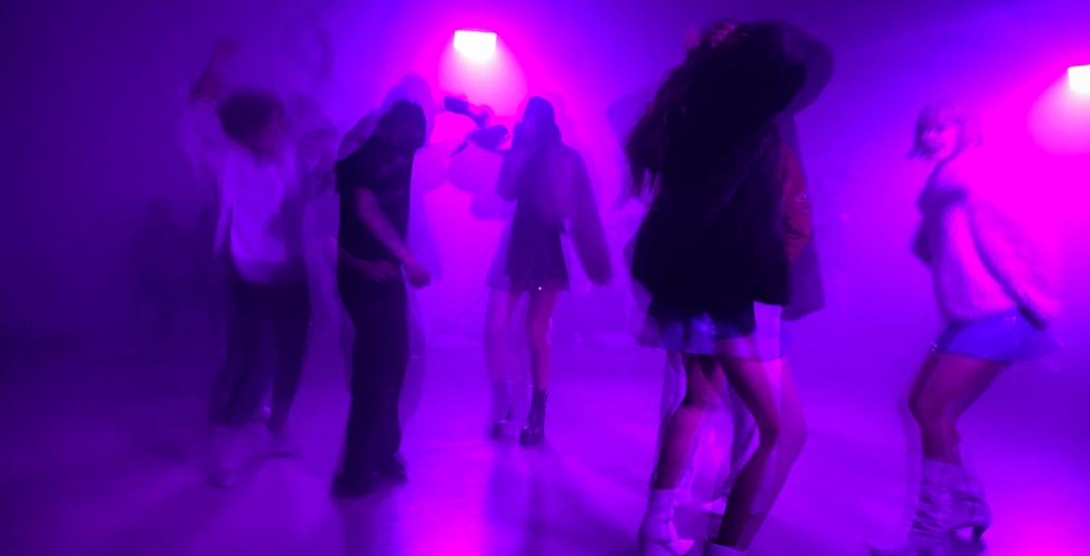 Folk danser p&aring; forestillingen Love med land