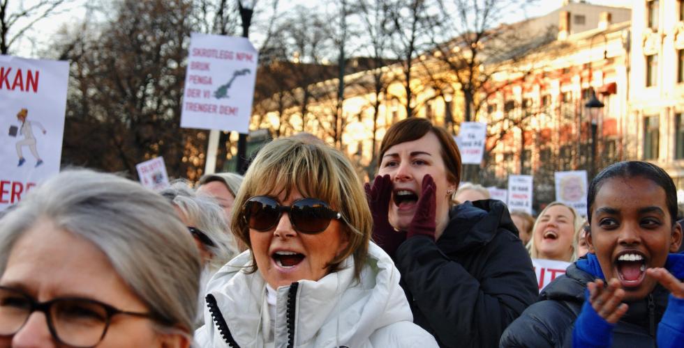 flere mennesker br&oslash;ler foran stortinget under demonstrasjon