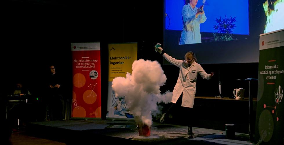 Veronica Killi gjennomf&oslash;rer et eksperiment p&aring; scenen.