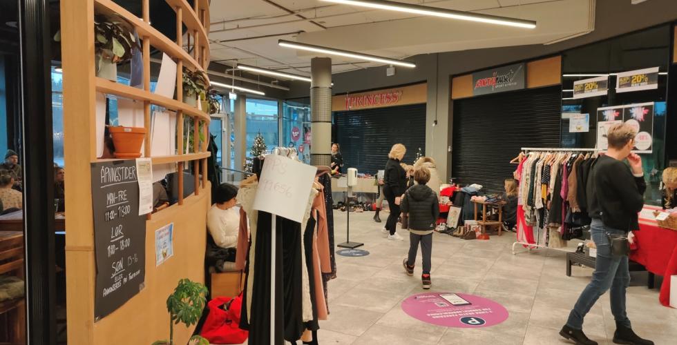 Innsiden av et kj&oslash;pesenter 