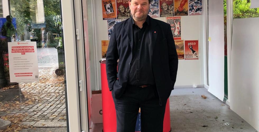 Fredrik Mellem st&aring;r p&aring; valgbod klokken 12 p&aring; valgdagen. 