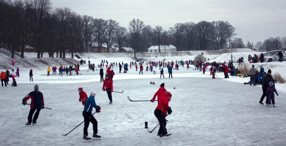 Mange folk st&aring;r p&aring; sk&oslash;yter p&aring; Vollgraven i Fredrikstad.