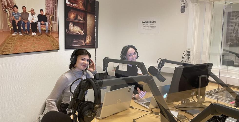 Programlederne sitter klare i studio til &aring; lede lytterne gjennom en sending om pengeprat. 