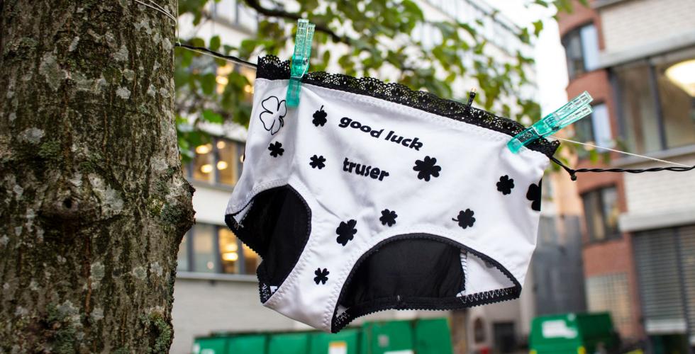 En truse med skrift som henger p&aring; en snor