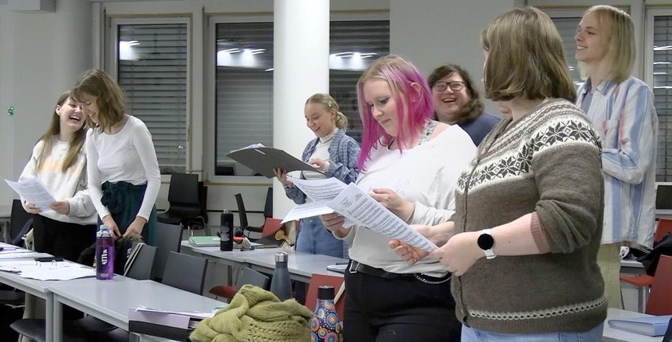 Kormedlemmer i Gullstrupene ler under &oslash;ving