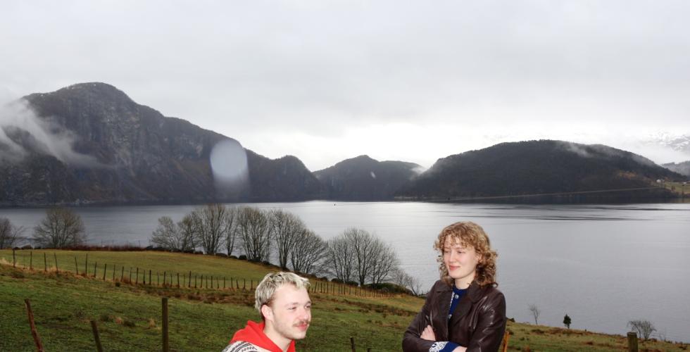 To aksjonister st&aring;r ved f&oslash;rdefjorden