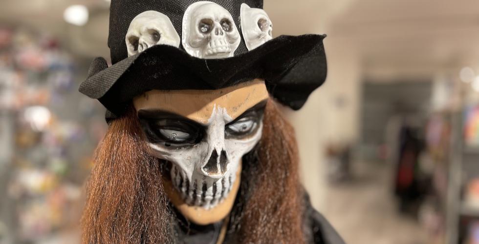 En skummel maske p&aring; utstilling i en kostymebutikk.