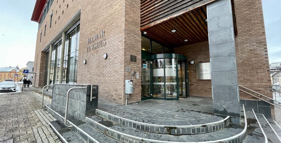 Foto at et stort steinhus, med en tilh&oslash;rende steintrapp. Hamar Tinghus har skifertrapp og er bygget i murstein. Det har store glassvinduer. 