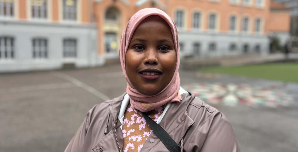 Portrettbilde av Hanna Adillahi, som er p&aring; vei inn i et valglokale. 