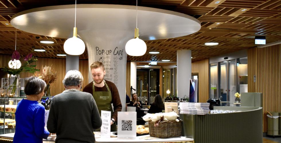 P&aring; Harbitz Torg har det &aring;pnet et Pop-Up-strikkecaf&eacute;, som holder &aring;pent hver onsdag frem til jul. Bilde: April Lin Flage