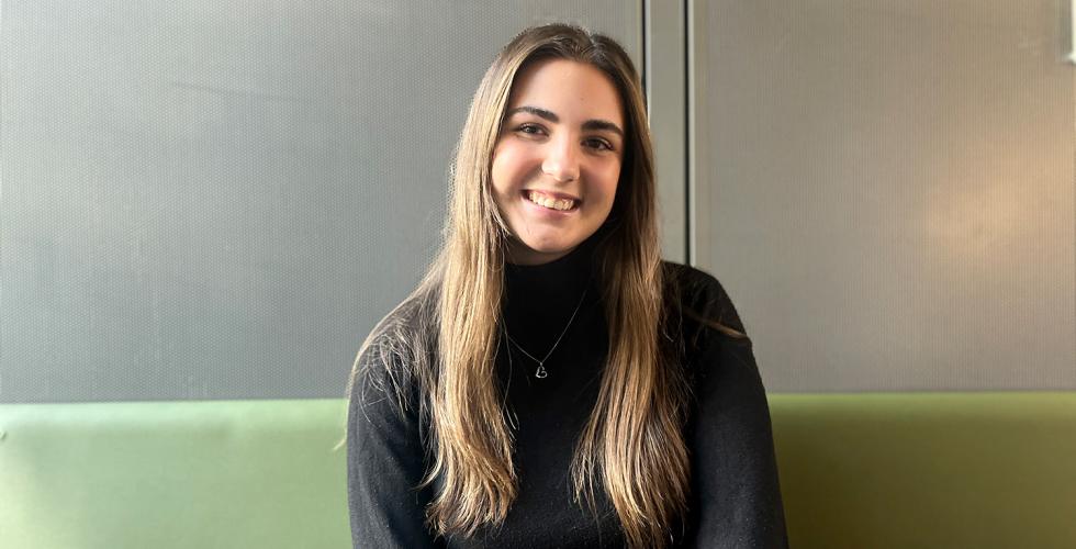 Helena Mourlas, l&aelig;rerstudent ved OsloMet, sitter tilbakelent i en sofa og smiler