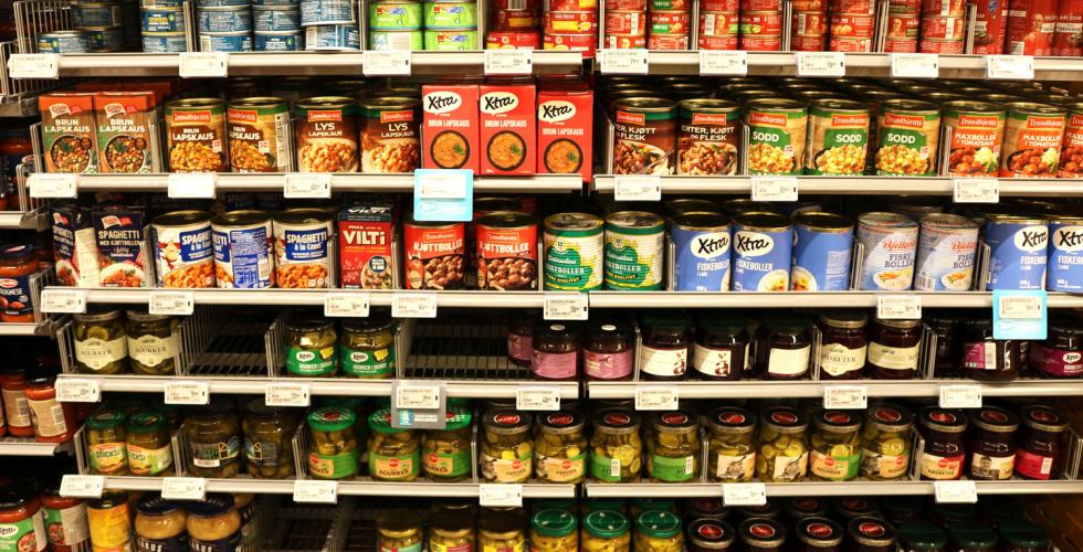 Hermetikkbokser som st&aring;r i en hylle 