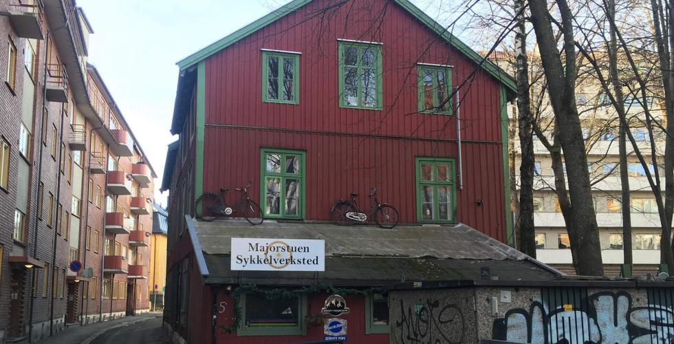 Hjelms gate 5 er et r&oslash;dt hus med gr&oslash;nne karmer