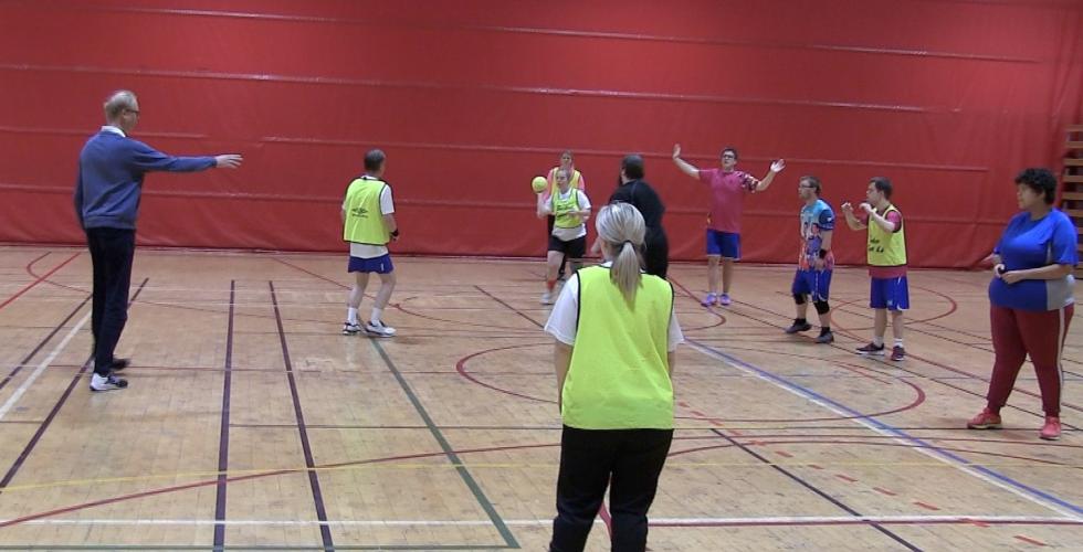 Trener Stian Jonson instruerer spillerne p&aring; Kolbotn IL - HC