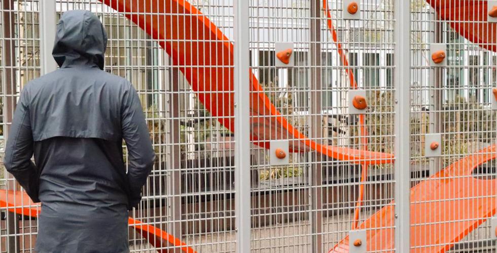 Case st&aring;r med ryggen til kamera for &aring; holde seg anonym