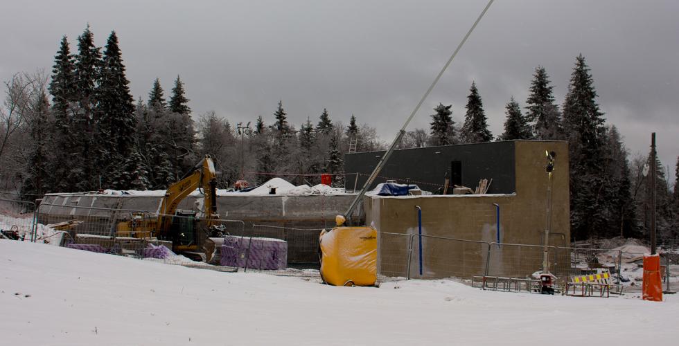 Et h&oslash;ydebasseng for vann blir bygget rett ved en slal&aring;ml&oslash;ype.