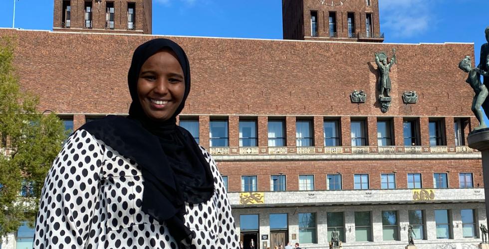 SVs Marian Hussein foran R&aring;dhuset i Oslo.