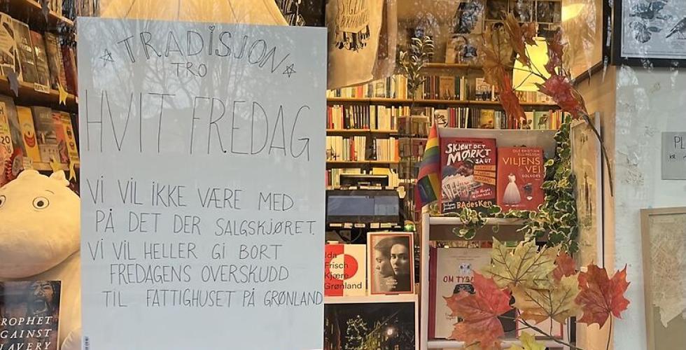 Vindusutstillingen til Sagene Bokhandel er i prydet med en plakat som annonserer "Hvit Fredag" - et alternativ til Black Friday der alt overskuddet denne dagen g&aring;r til fattighuset p&aring; Gr&oslash;nland. 