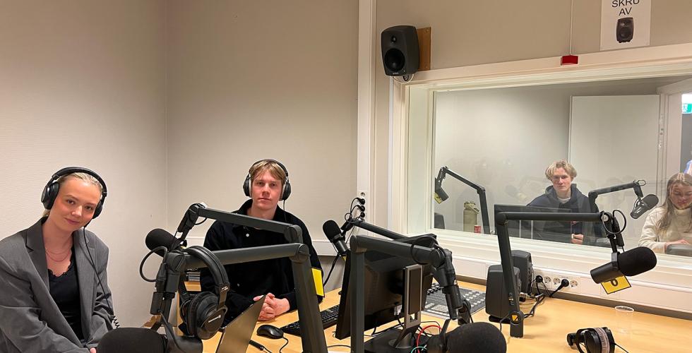  Ella Bakken Mohn, Brede Bremnes, Aina Brunborg Ihle og Matias N&aelig;ss Lysholm sitter i studio