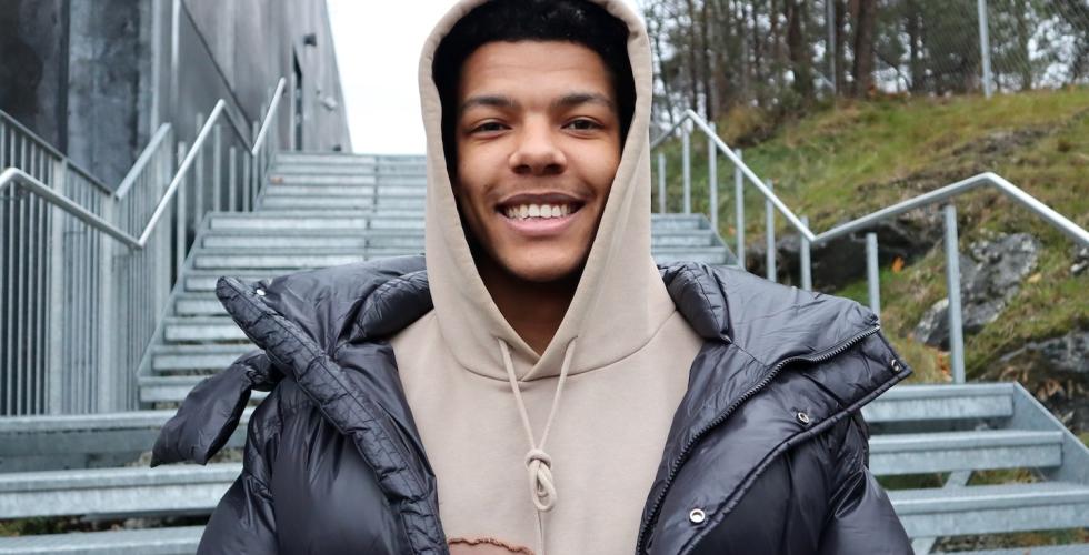 Patrick Makosir smiler foran Oslomet p&aring; Holmlia 