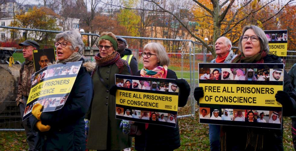 Demonstranter som roper p&aring; Amnesty-demonstrasjon