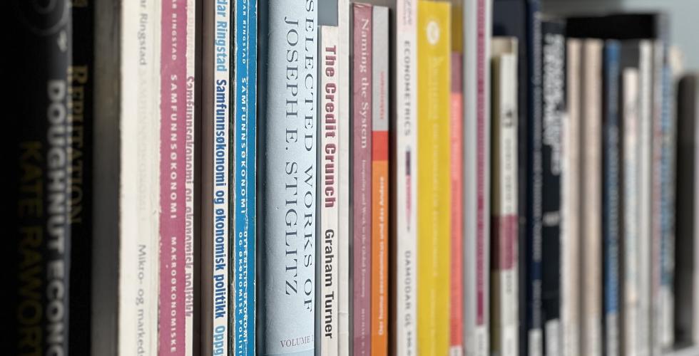 B&oslash;ker i en hylle p&aring; biblioteket p&aring; OsloMet