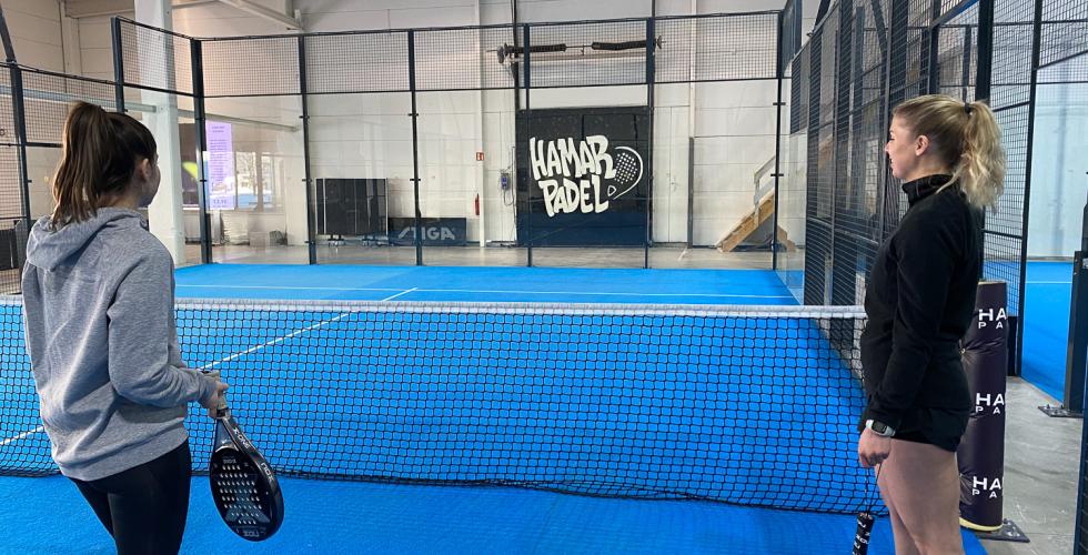 Bilde inne p&aring; Hamar Padel. To jenter er ute p&aring; banen. 