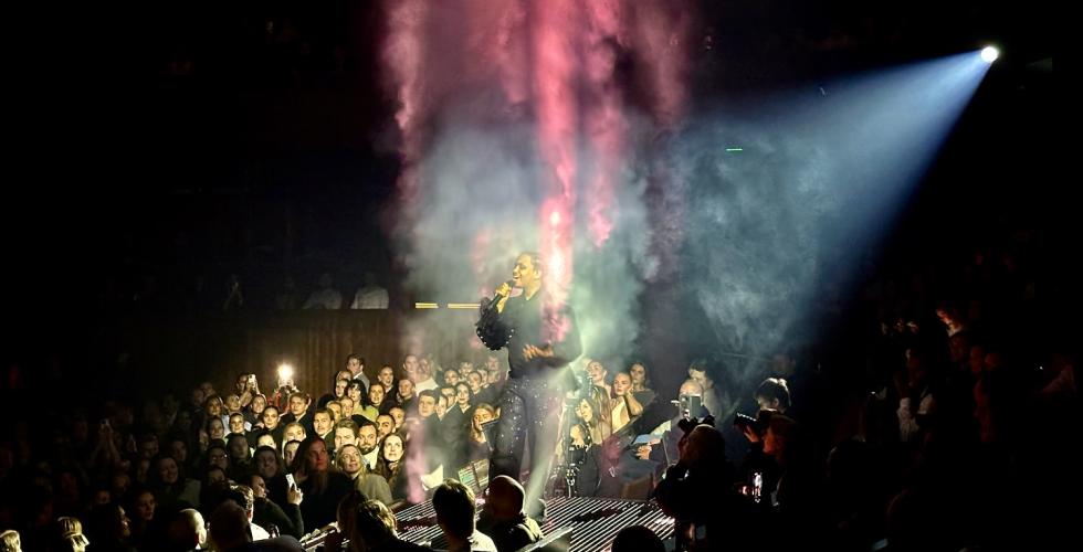 Isah synger p&aring; scenen i operahuset