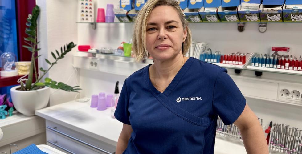 Tanya Franzen st&aring;r foran tannlegestolen.