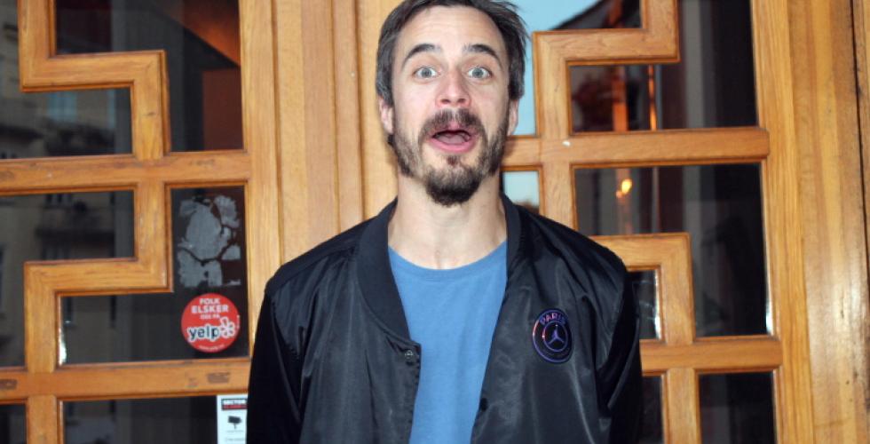 Smilende mann i d&oslash;r&aring;pning 