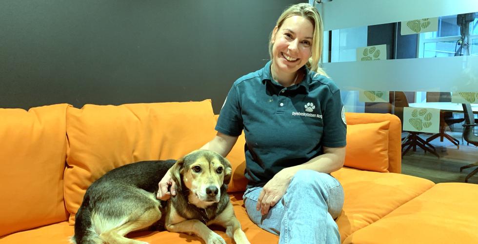 Bilde av veterin&aelig;r Caroline Holtet med hund Alba